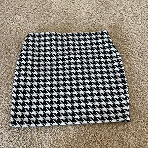 Express houndstooth patterned skirt.